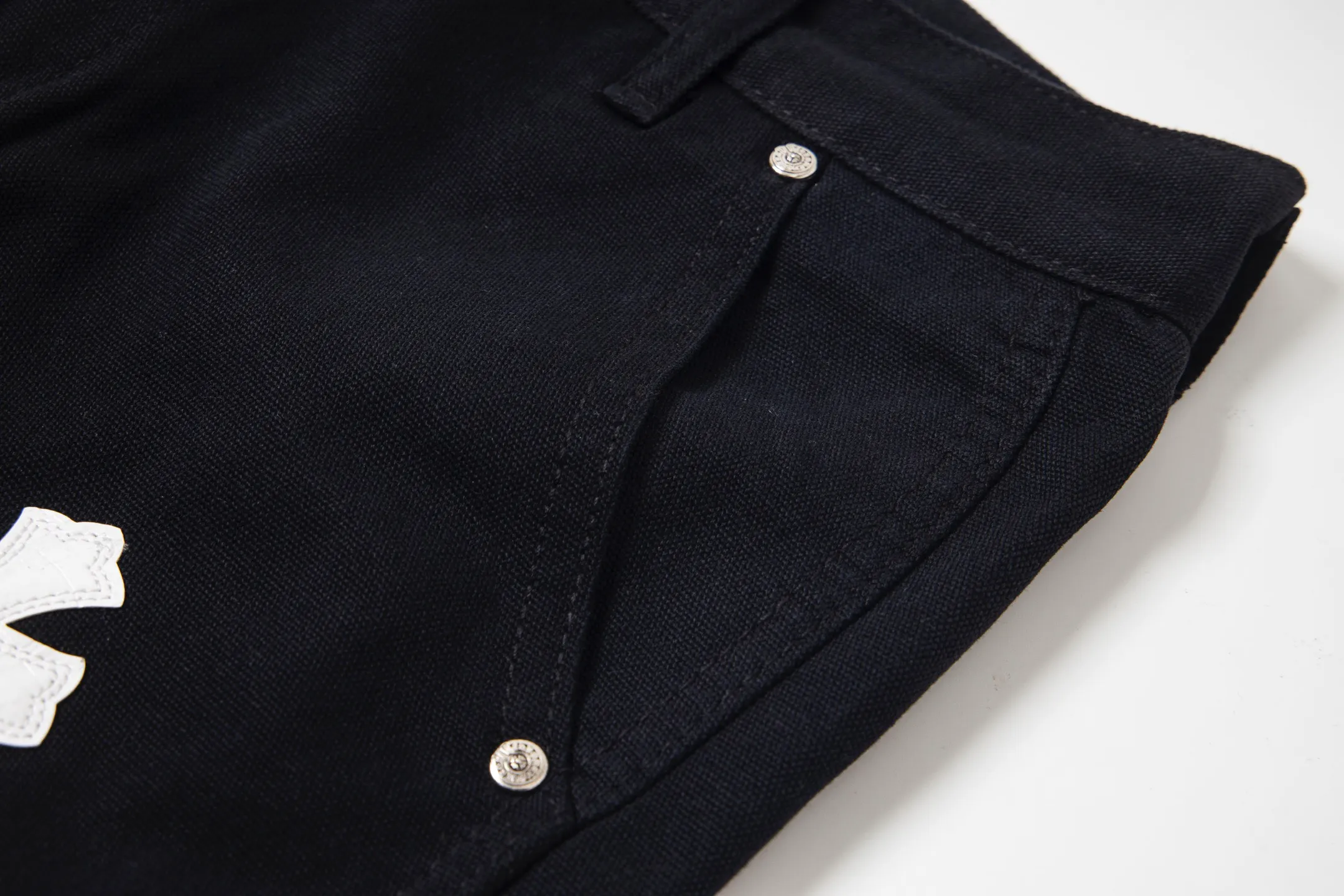 P290 💰 (Top version) Chrome Hearts/Chrome Hearts 25FW CH workwear logging large cross patchwork leather limited sale jeans Chrome Hearts' pants with the most popular colors are made of beaded canvas fabric, and heavy washing makes the upper body of the fabric more textured and the pants are tall and straight! The three-dimensional cutting of the whole trousers is a masterpiece! The hardware is customized by zp. The beaded canvas fabric is thick and soft after being washed. It has good breathability. Customized small leather label. Unique design. The details are simple and elegant, and the workmanship is exquisite. The whole trousers are neatly routed and the details are in place! It’s so cool that both men and women can easily control the genderless trend! Color: Black Size: 28-30-32-34-36 (corresponds to S-M-L-XL-XXL)